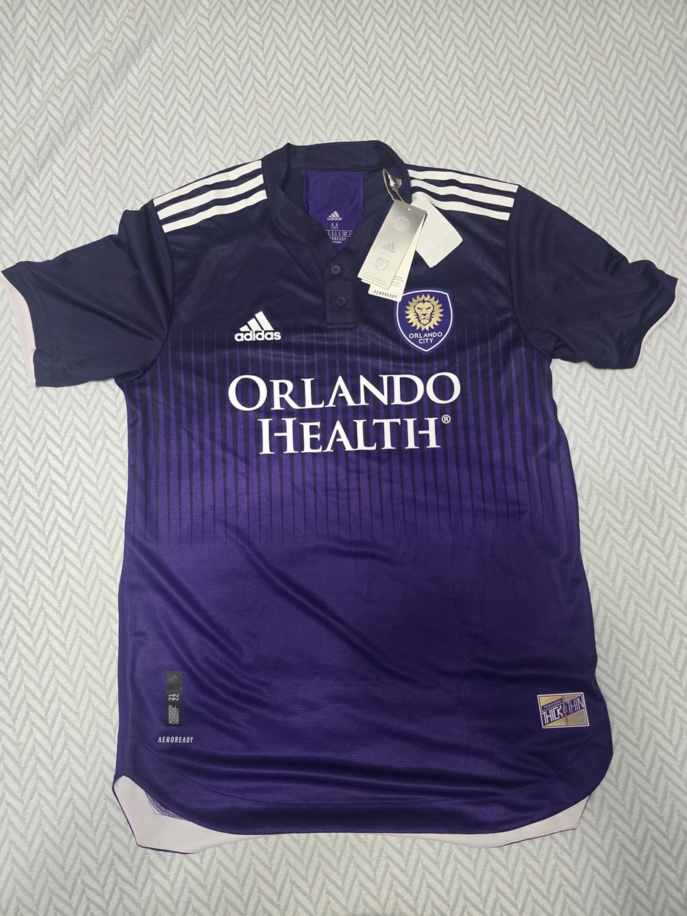 BRAND NEW NEVER WORN WITH TAGS!!!!
ORLANDO FOOTBALL JERSEY.